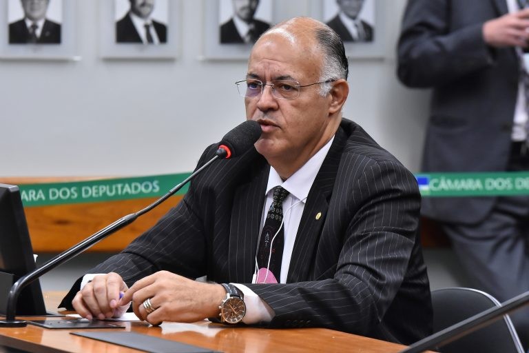Comissão aprova transporte interestadual gratuito para policial em serviço