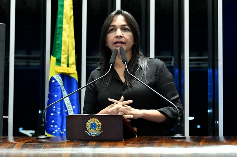Eliziane Gama registra comemoração do Dia do Evangélico