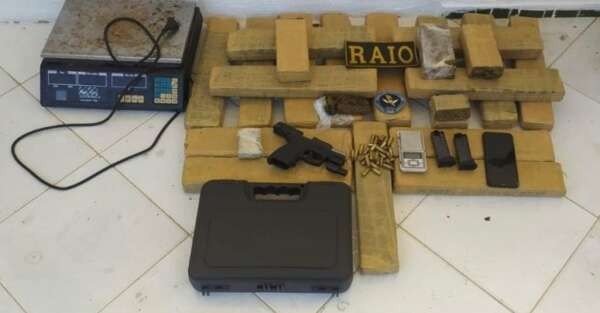 Mais de 20 kg de drogas e arma de fogo são apreendidos pela PMCE em Caucaia