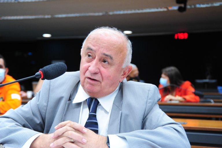 Comissão aprova prorrogação de prazo para renegociação de dívidas de clubes de futebol