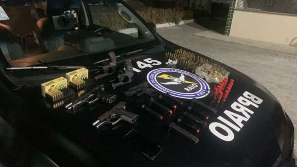 Grupo é capturado com cinco armas de fogo e quase 400 munições em ação da PMCE na Capital