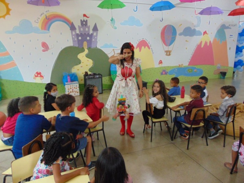 Em Semana do Bebê, alunos do Centro Municipal de Educação Infantil Pedro Emílio visitam biblioteca