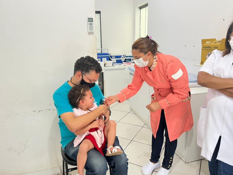 Vacinação contra Covid-19 já está disponível para todas as crianças de seis meses a menores de 3 anos