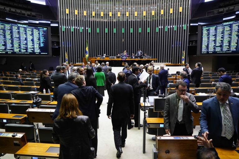 Câmara aprova projeto que aumenta pena para crime de injúria racial; acompanhe
