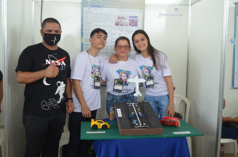 Alunos de escola de Capixaba apresentam projeto de aprendizado de física por meio do cinema na Viver Ciência
