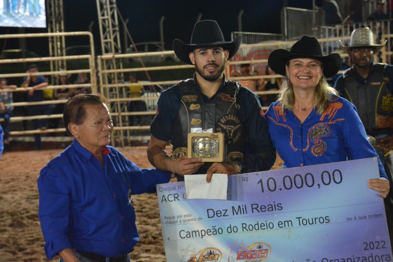 Peão de Aparecida do Taboado ganha rodeio internacional em