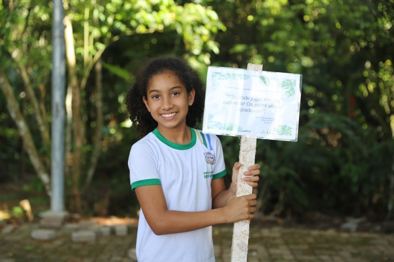 Alunos da Érico Veríssimo instalam placas de conscientização no Parque dos Buritis