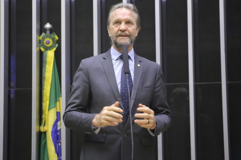 Projeto regulamenta as profissões de treinador de cão-guia e de instrutor de mobilidade