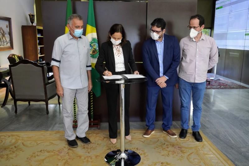 Governadora Izolda Cela assina decretos para criação de parque estadual em Guaramiranga e no Crato