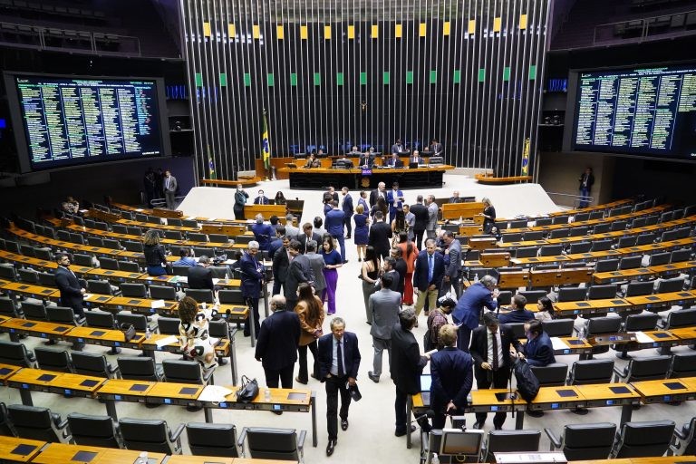 Deputados analisam projeto que cria estatuto de simplificação de obrigações tributárias; acompanhe