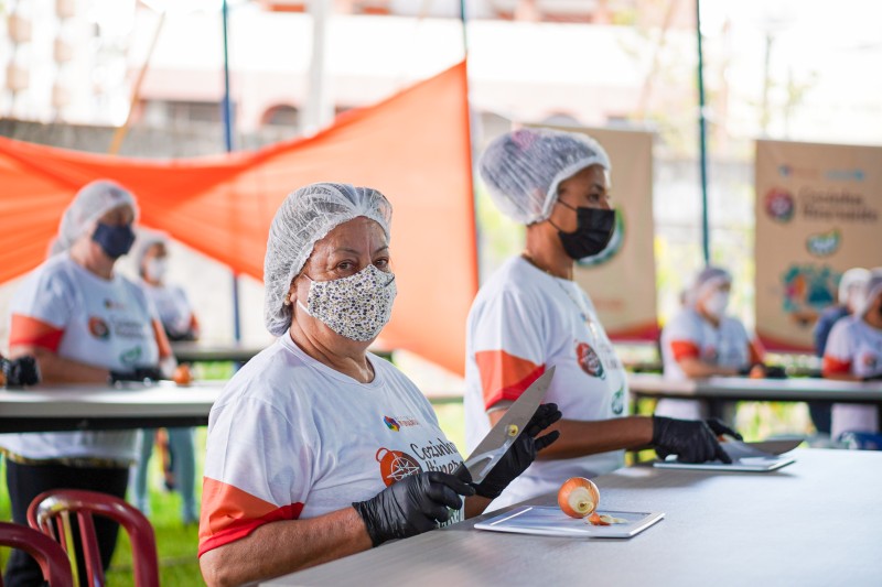 Merendeiras da rede estadual participam de capacitação sobre novas técnicas culinárias