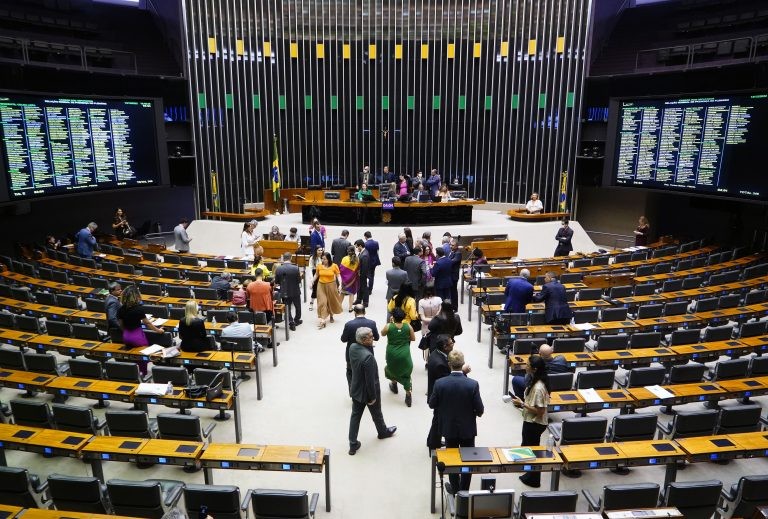 Plenário analisa projeto que cria estatuto de simplificação de obrigações tributárias; acompanhe