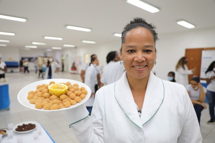 Estudantes apresentam delícias da culinária baiana na 1ª Mostra da Escola Fábrica de Gastronomia, em Salvador
