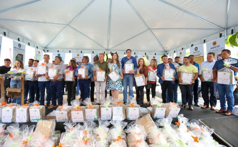 Seduc inicia entrega de kits escolares para estudantes do Ensino Fundamental