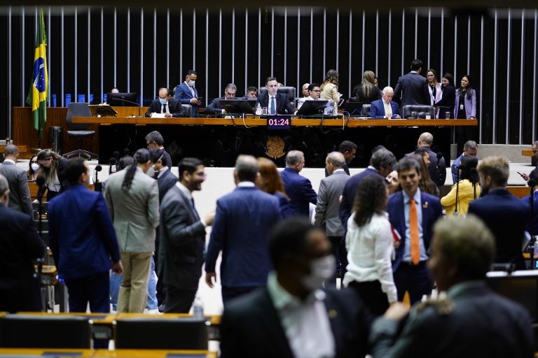 Parlamentares bolsonaristas criticam ação da PF contra acusados de envolvimento em atos antidemocráticos