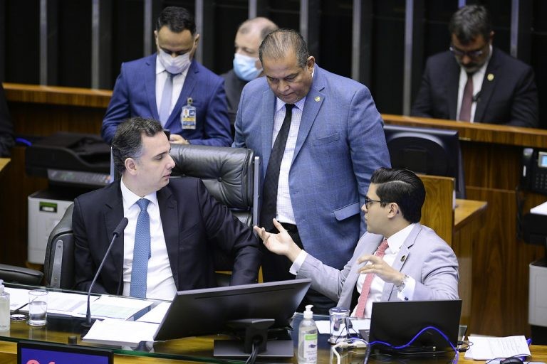 Votação de projeto sobre transparência para emendas de relator é adiada