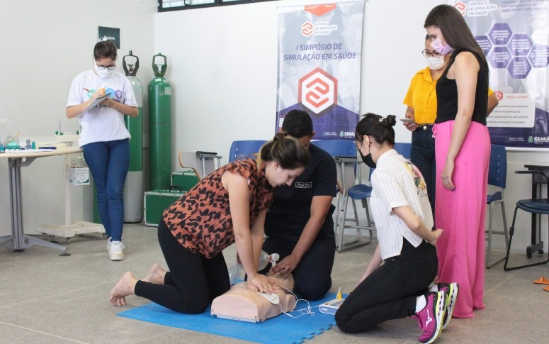 ESP/CE capacita quase 100 profissionais da Residência Multiprofissional em técnicas de suporte básico de vida