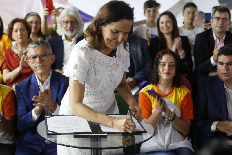 Governadora Izolda Cela sanciona lei que apoia universalização do tempo integral para Ensino Fundamental nas redes públicas municipais