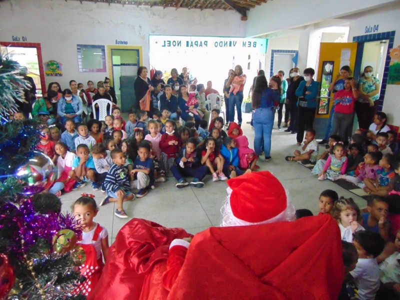 Crianças do Centro Municipal de Educação Infantil Auxêncio Dias de Oliveira ganham festa natalina