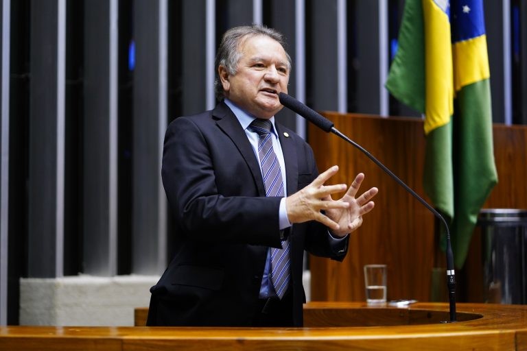 Comissão aprova oferta gratuita de cursos de informática em instituições públicas para idosos