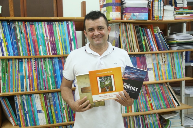 Professor da rede pública do Estado conta sua história de superação em livro de poesias