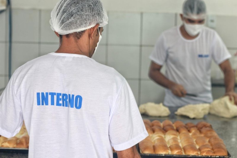 Detentos produzem 60 mil pães por mês em Teresina
