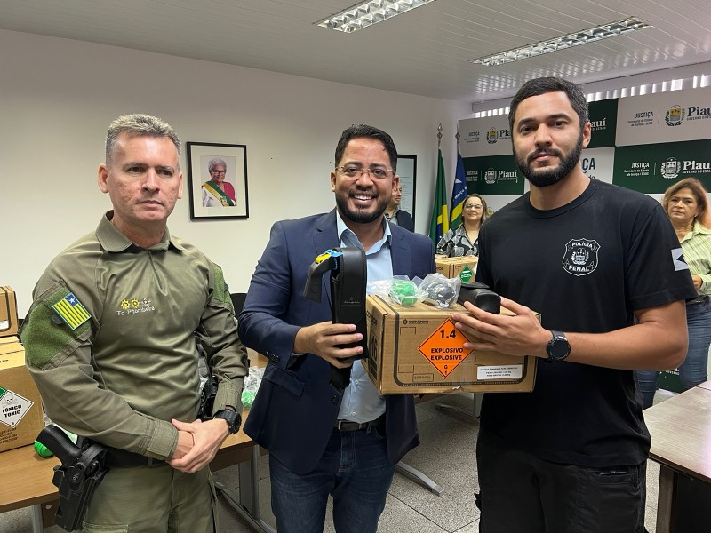 Secretaria da Justiça entrega armamentos e equipamentos de segurança à Polícia Penal