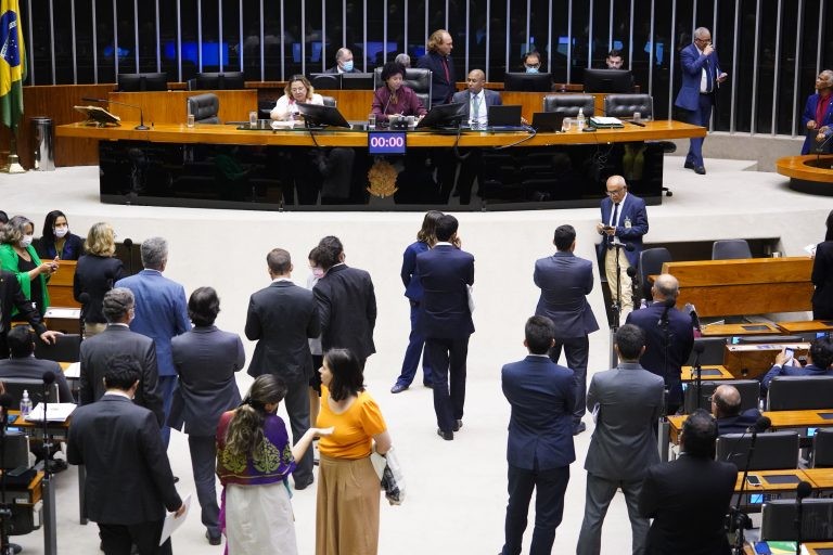Plenário aprova projeto que reajusta remuneração dos servidores da Câmara dos Deputados; acompanhe