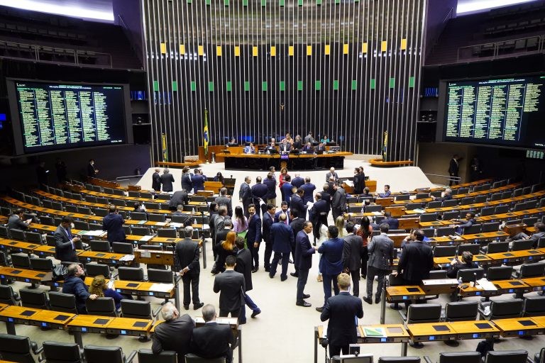 Câmara aprova reajuste salarial para servidores da Defensoria Pública da União; acompanhe