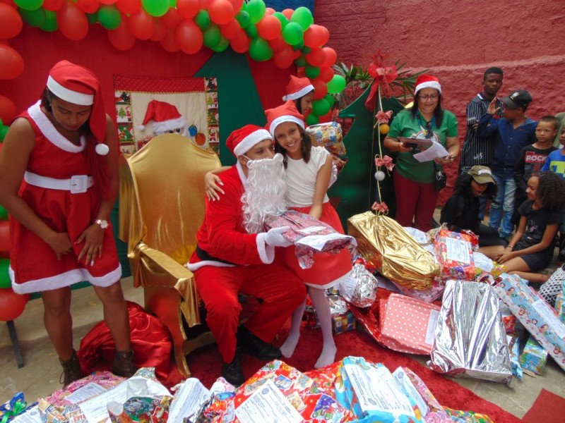 Alunos da Escola Municipal Nossa Senhora Aparecida ganham presentes da campanha Papai Noel dos Correios