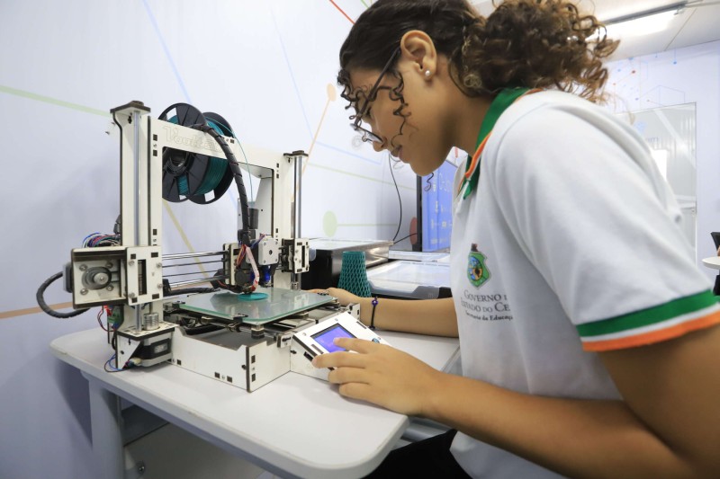 Primeiro Laboratório de Inovação Tecnológica do C-Jovem é entregue pela governadora Izolda Cela em Fortaleza