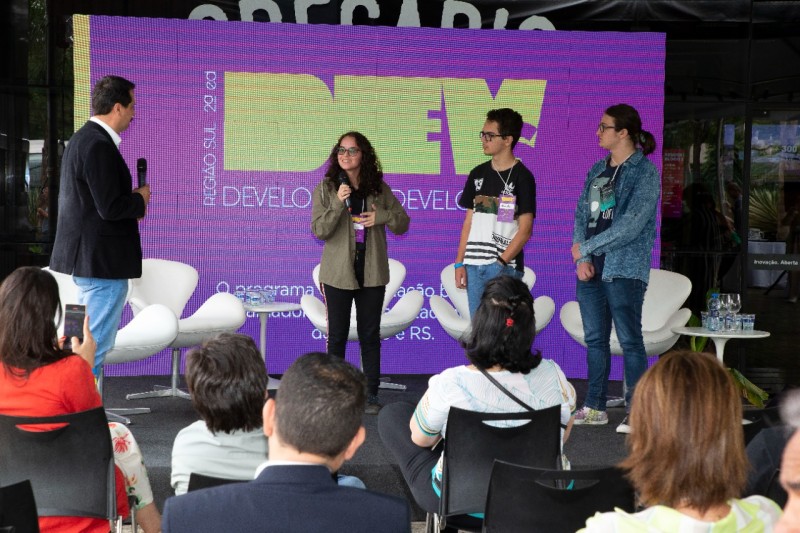 Programa de formação em tecnologia com apoio do BRDE reúne dois mil estudantes