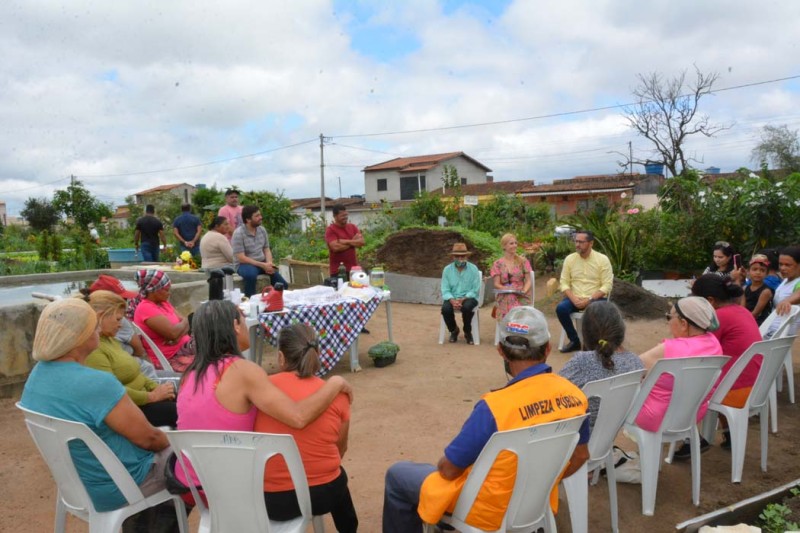 Semdes e SMDR se reúnem com produtores para acompanhar dinâmica das hortas comunitárias e planejar ações