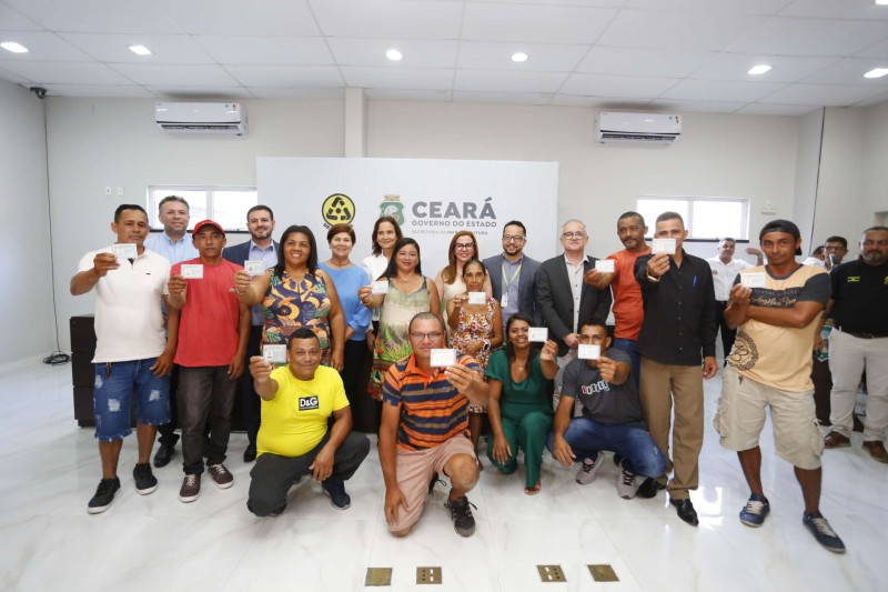 Governadora Izolda Cela entrega carteiras de habilitação a alunos aprovados no projeto-piloto ABCDetran