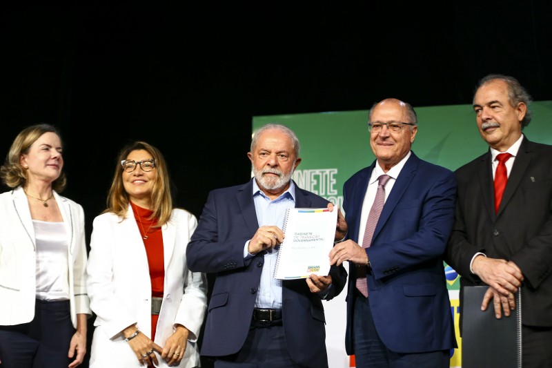 Relat&oacute;rio do governo de transi&ccedil;&atilde;o sugere revoga&ccedil;&atilde;o de normas