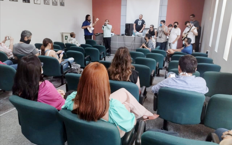 Pacientes com esquizofrenia criam banda musical e se apresentam no HSM