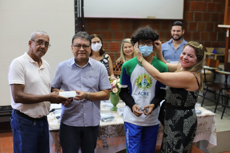Educação realiza entrega de óculos do Programa Olhar Digital