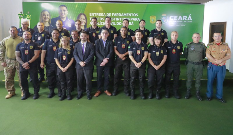 Governo do Ceará entrega fardamentos e distintivos para policiais civis