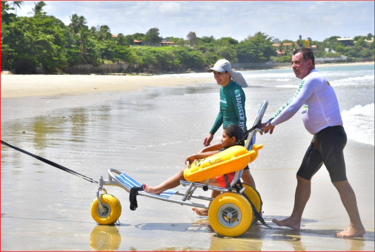 Estação do Praia Acessível do Cumbuco volta a funcionar em novo ponto da praia