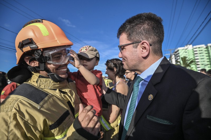 Governo entrega conjunto de combate a incêndio aos alunos soldados do Corpo de Bombeiros e promove mais de 300 militares