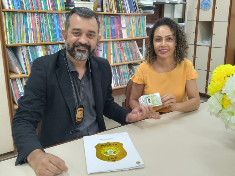 Instituto de Identificação da Polícia Civil do Acre realiza entrega de carteiras de identidade em escola estadual