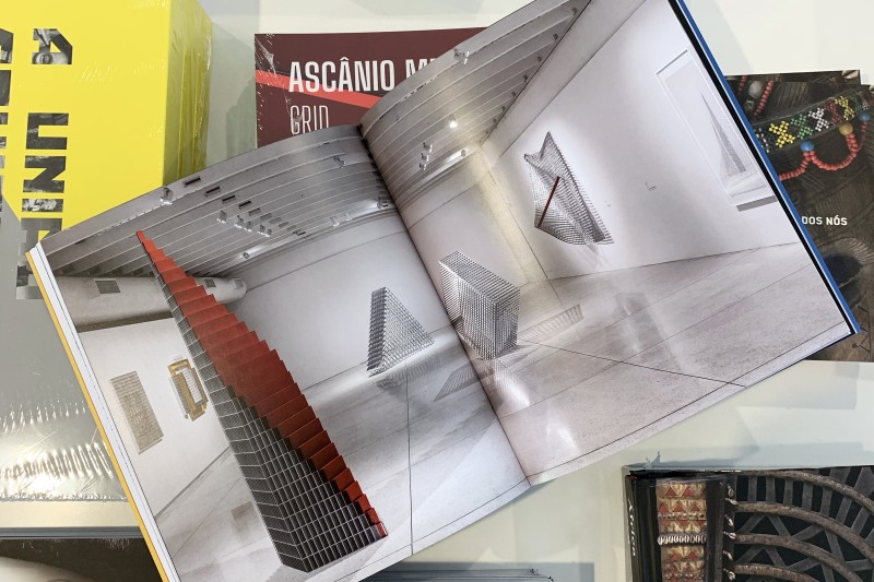 Catálogos de diversas exposições recentes estão disponíveis na MON Loja