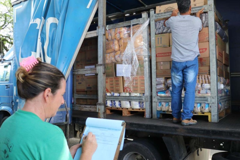 Governo inicia entrega de alimentos não perecíveis para merenda em 2,1 mil escolas