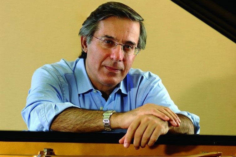 Oficina de Música de Curitiba começa com o brilho do pianista Arnaldo Cohen no Teatro Guaíra