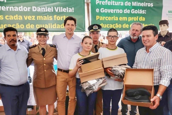 Governo entrega de material escolar e uniformes a estudantes