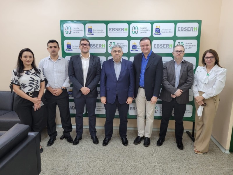 Secretário da Saúde visita obra de ampliação de UTI do Hospital Universitário