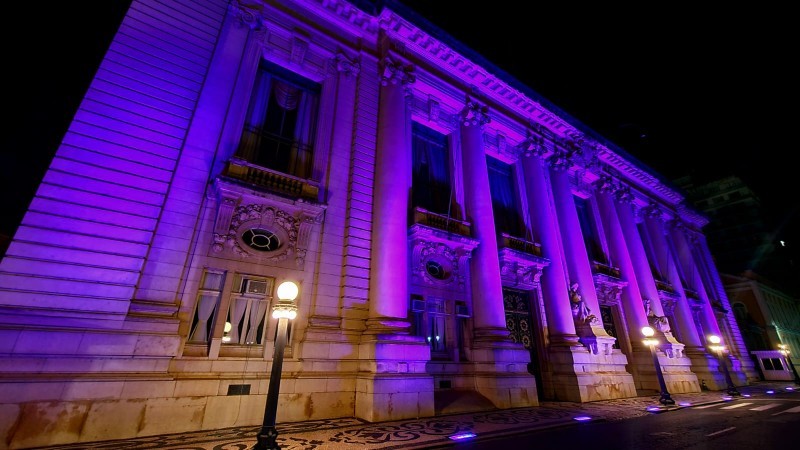 Palácio Piratini é iluminado de roxo para reforçar combate à hanseníase