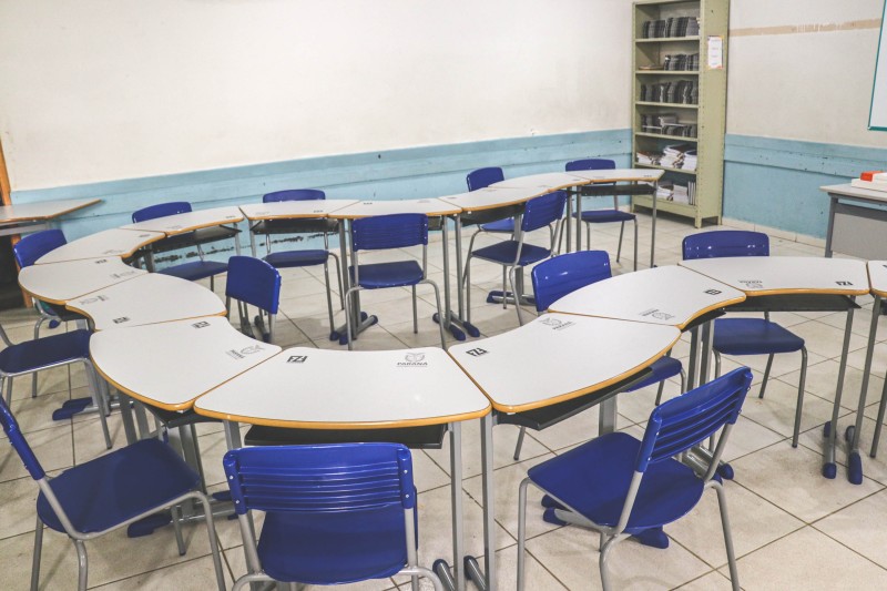 Estado inicia entrega 112 mil novas carteiras aos colégios estaduais, algumas com formato inédito