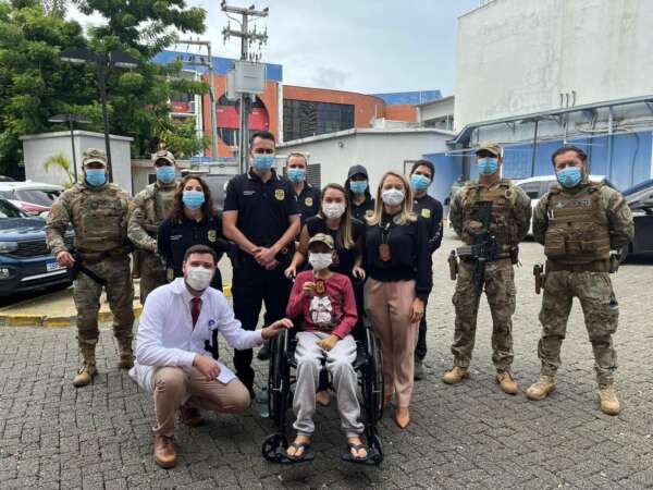 Policiais civis visitam garoto que faz tratamento contra o câncer e sonha em ser policial