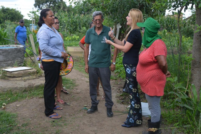 Produtores da horta do Vila América recebem orientação sobre produção de adubo com resíduo orgânico